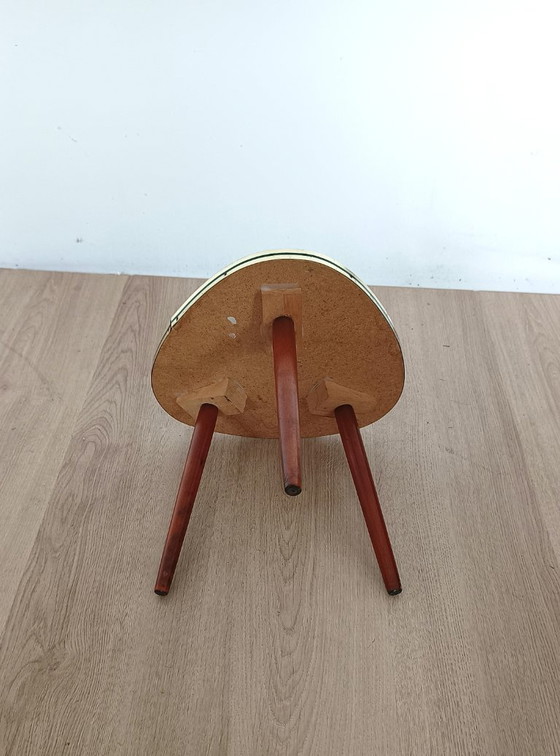 Image 1 of Mesa auxiliar de los años cincuenta con decoración de madera.