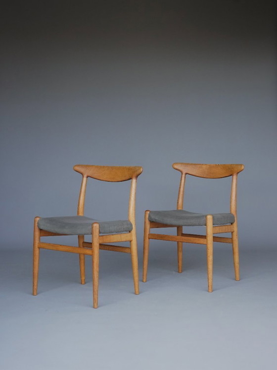 Image 1 of Hans J. Wegner W2 Stühle in Eiche für C.M. Madsen, 1960er Jahre. Satz von 2