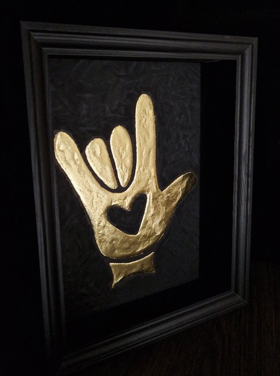 Image 1 of Opera d'arte in oro con scritta "Ti amo", gesto della mano placcato oro 23kt in cornice