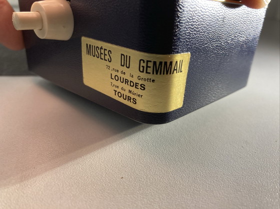 Image 1 of Statuetta in vetro eglomizzato raffigurante Cristo che regge il Sacro Cuore, XIX secolo