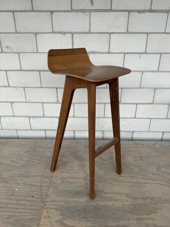 Image 1 of Zeitraum Morph Taburete Alto Nogal Americano