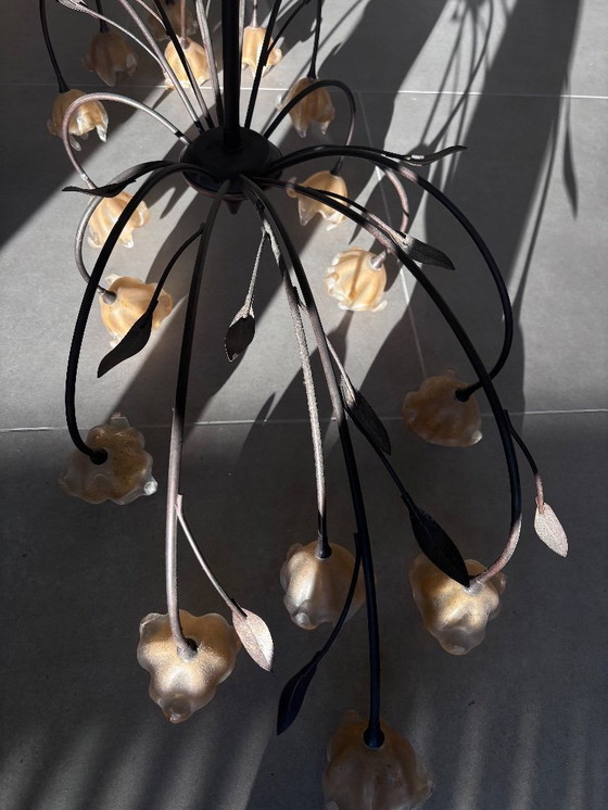 Image 1 of Elegante lámpara de araña con motivos florales de cristal.