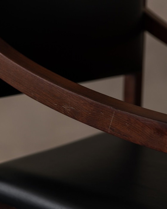 Image 1 of Vintage Houten Armstoel Met Zwart Kunstleer, Scandinavische Stijl