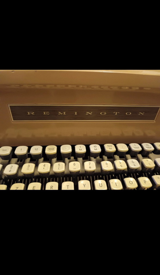 Image 1 of Machine à écrire des années 60 et 70 - Remington