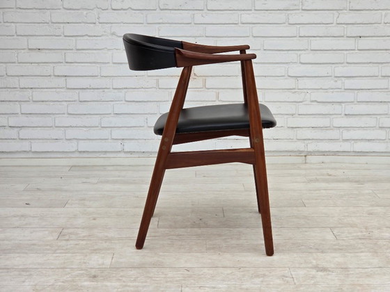 Image 1 of Fauteuil danois des années 1960. Bois de teck, similicuir noir.