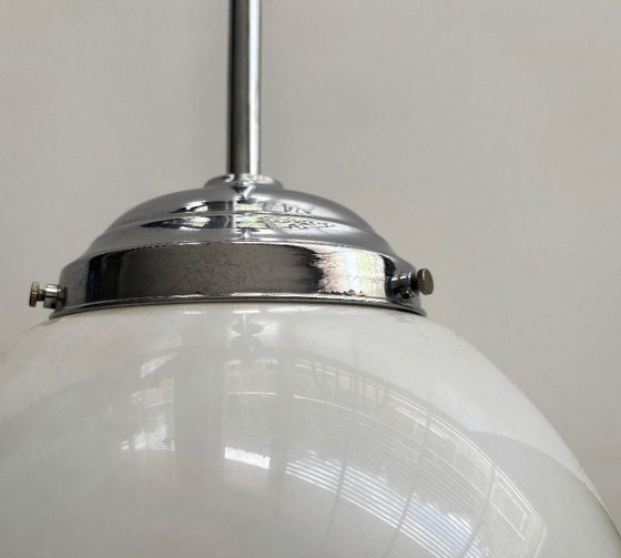 Lampada a sospensione sferica vintage in stile Bauhaus, in vetro opalino e cromo. – Lampade a sospensione (photo 4 of 6)