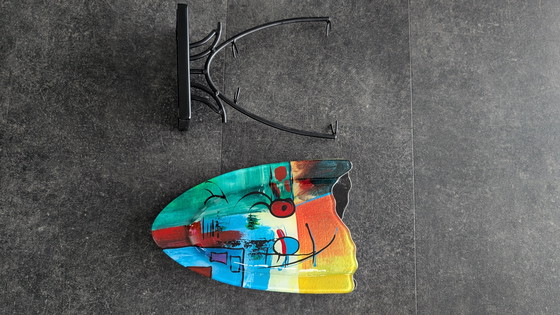 Image 1 of Oggetto artistico in vetro dal design accattivante con base in metallo – fatto a mano