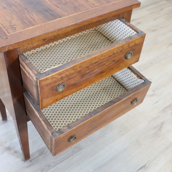 Image 1 of Piccolo comò antico in noce, Italia, XVIII secolo