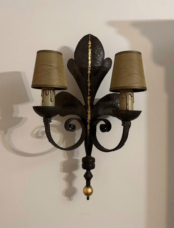 Image 1 of Gran aplique de pared de hierro forjado con flor de lis de la década de 1960