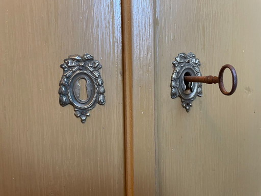 Credenza angolare del XIX secolo Credenza da cucina con ante sferiche