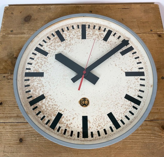 Grande orologio da parete industriale grigio da stazione di CTW, 1960 – Vetro, Ferro (photo 10 of 18)