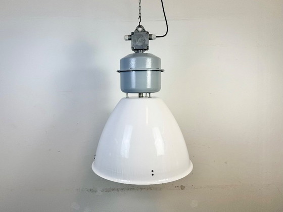 Image 1 of Grande lampe industrielle en émail blanc d'Elektrosvit, années 1990