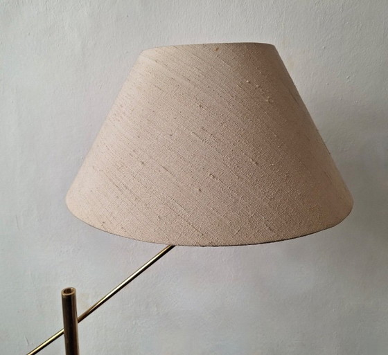 Messing vloerlamp uit het midden van de 20e eeuw, 360 graden draaibaar en in hoogte verstelbaar. (photo 15 of 20)