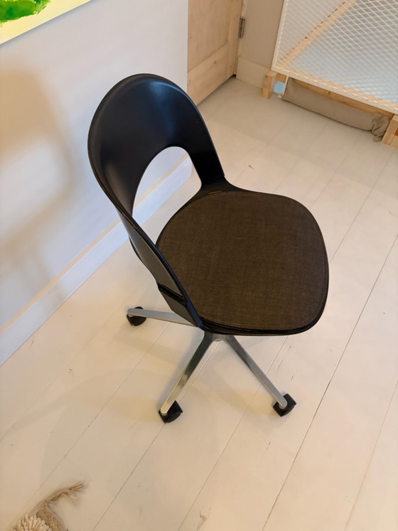 Fritz Hansen BH25 Pair Chair de Benjamin Hubert, Negro, Sillas de oficina, Aluminio, Plástico (foto 4 de 10)