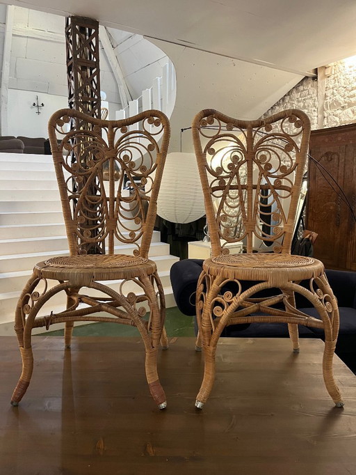 Een paar pauwenrotan stoelen