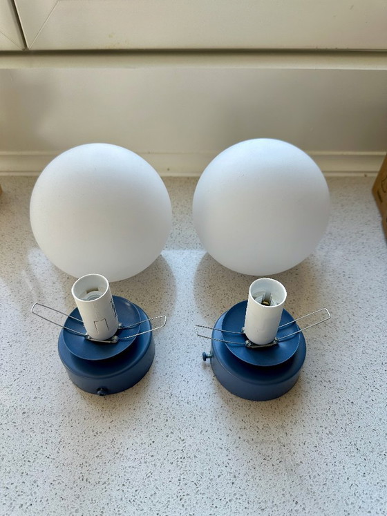 Image 1 of Paire de luminaires neufs pour plafond/applique murale, globe en opale bleu poussiéreux