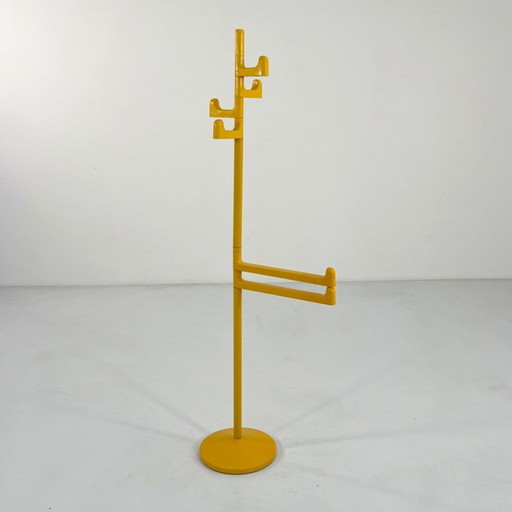 Toallero de pie amarillo de Makio Hasuike para Gedy, década de 1970