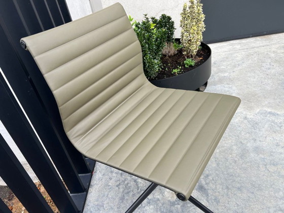 Image 1 of Vitra Eames EA104 Ledersessel
