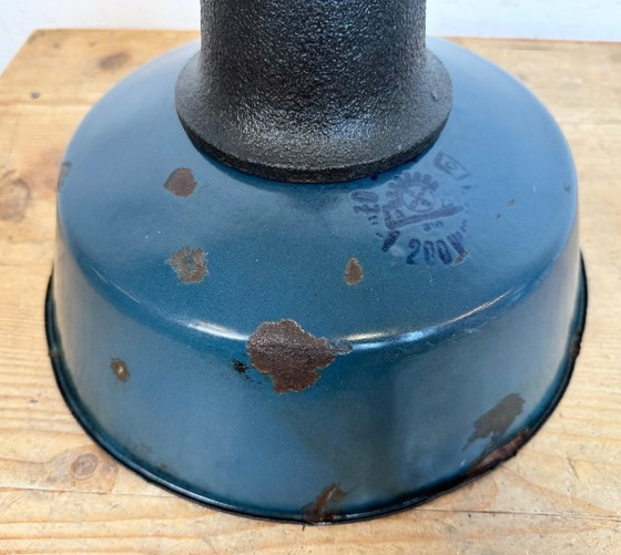 Image 1 of Lampe industrielle en émail bleu avec abat-jour en fonte, années 1960