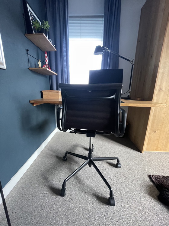 Image 1 of Vitra eames bureaustoel EA118