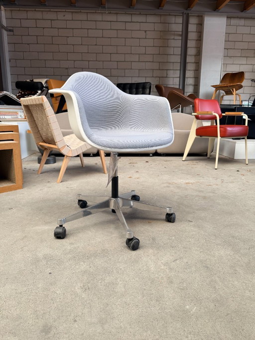 Vitra Eames RE PACC office chair