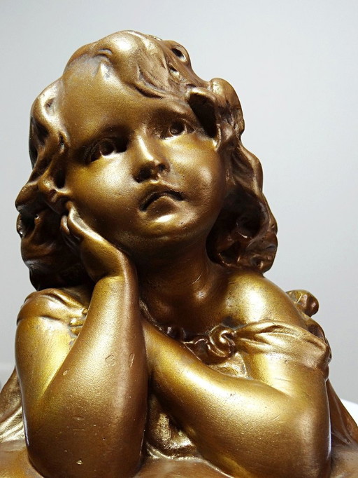 Petit buste fillette boudeuse en plâtre patine dorée ancienne