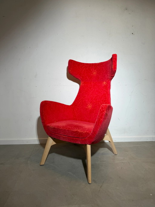 Sillón auxiliar de respaldo alto en terciopelo rojo con estampado floral. – fauteuils