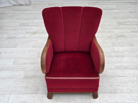 Image 1 of Fauteuil danois des années 1960, revêtement en velours rouge, bois de chêne.