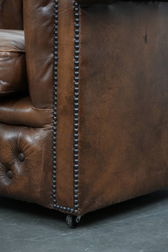 Image 1 of Poltrona Chesterfield marrone in pelle di mucca in stile inglese su ruote