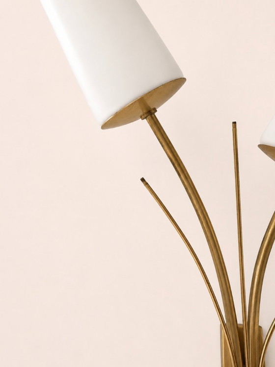 Image 1 of Een paar vintage XL wandlampen, messing en gebogen opaalglas, Frankrijk 1960.