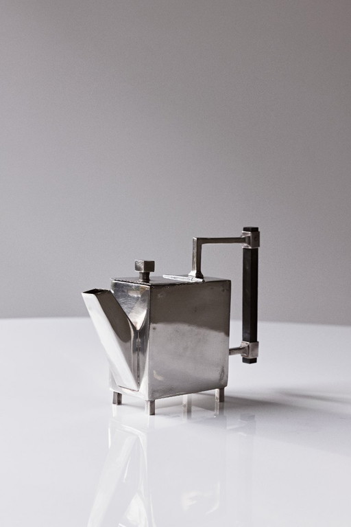 Tetera arquitectónica plateada firmada por Christopher Dresser