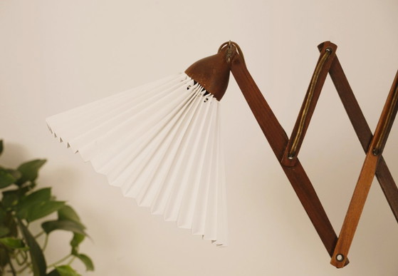 Image 1 of Wandlamp in schaarvorm uit het midden van de 20e eeuw, Scandinavische accordeonlamp, verstelbare houten wandlamp met stekker.