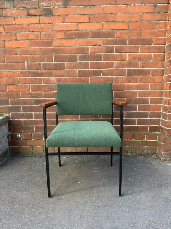 Poltrona Vintage di Carattere con Struttura in Acciaio Nero, Braccioli in Teak e Verde Bosco Intenso (photo 3 of 8)