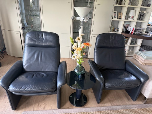 DeSede DS55 Set aus 2 Design-Sesseln aus blauem Leder mit Relaxfunktion.