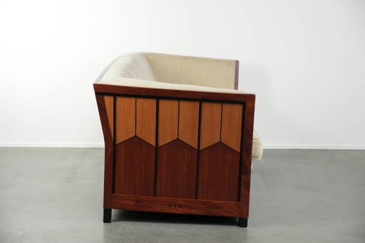 In goede staat verkerende Schuitema Art Deco design bank met prachtig houtwerk uit de Decoforma serie