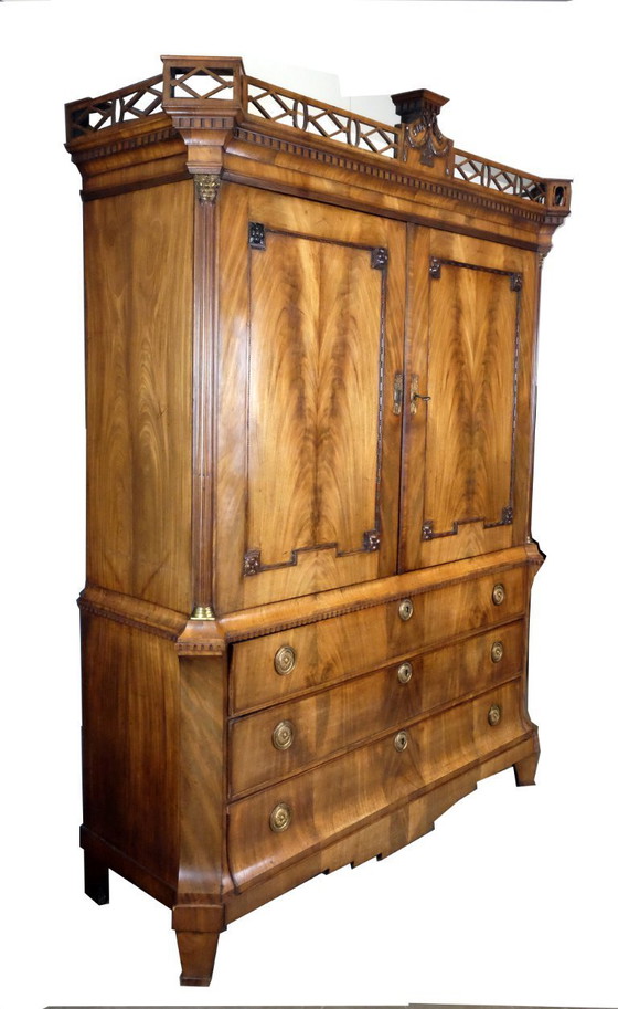 Image 1 of Elégant cabinet en acajou à décor floral vers 1780.