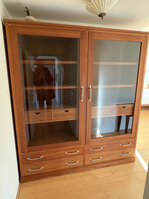 Élégante vitrine en cerisier avec tiroirs et portes en verre