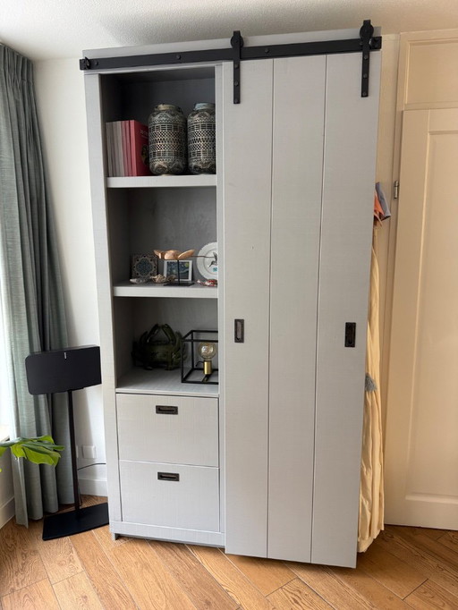 Armadio "Barn Slide" di VT wonen - Grigio cemento