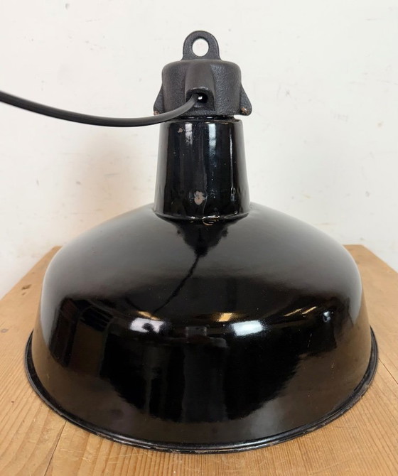 Image 1 of Industriële zwarte geëmailleerde fabriekslamp met gietijzeren bovenkant, jaren 50