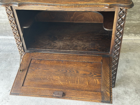 Pequeño armario de almacenamiento de roble tallado – Circa 1930 – Fabrication Artisanale debut XX e s (photo 12 of 15)