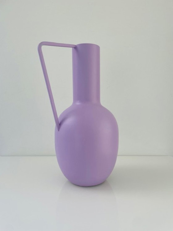 Image 1 of Pichet en métal lilas avec grande anse 30 cm