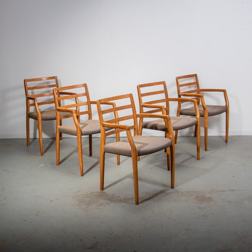 J.L. Mollers Model 68 armstoelen in eiken met originele stof. Gemaakt in Denemarken Circa 1990