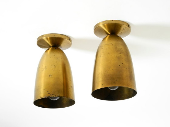 Image 1 of Une paire de grands plafonniers originaux en laiton, de style moderne du milieu du siècle.