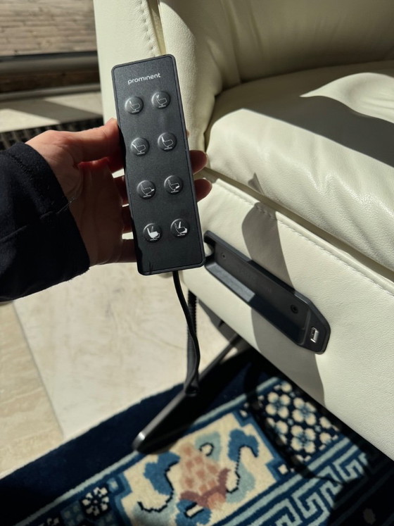 Image 1 of Prominenter elektrischer Aufstehsessel, weiß, Lee