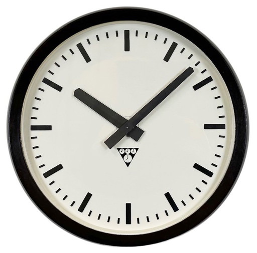 Reloj de pared industrial de baquelita de Pragotron, década de 1970