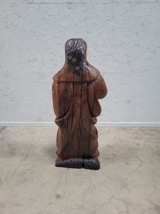 Image 1 of Sculpture en chêne d'un pleureur d'après Claus Sluter, signée R. Van Riet, 92 cm de haut.