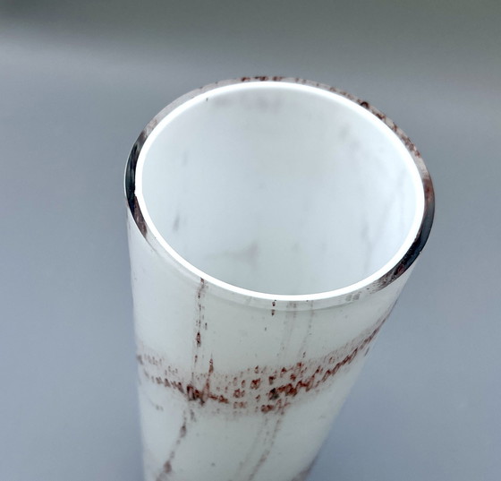 Image 1 of Große Studioglas-Vase – weiß mit rotbrauner Faden-Schmelztechnik