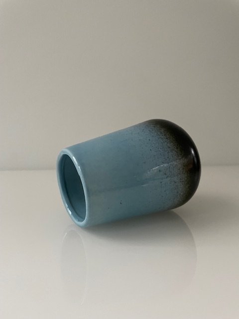 Image 1 of Vaso dal design moderno – azzurro con base nero intenso