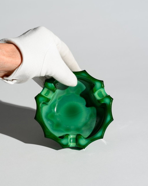 Jablonec Glasmanufaktur Malachitglas-Aschenbecher im böhmischen geometrischen Art-Deco-Stil