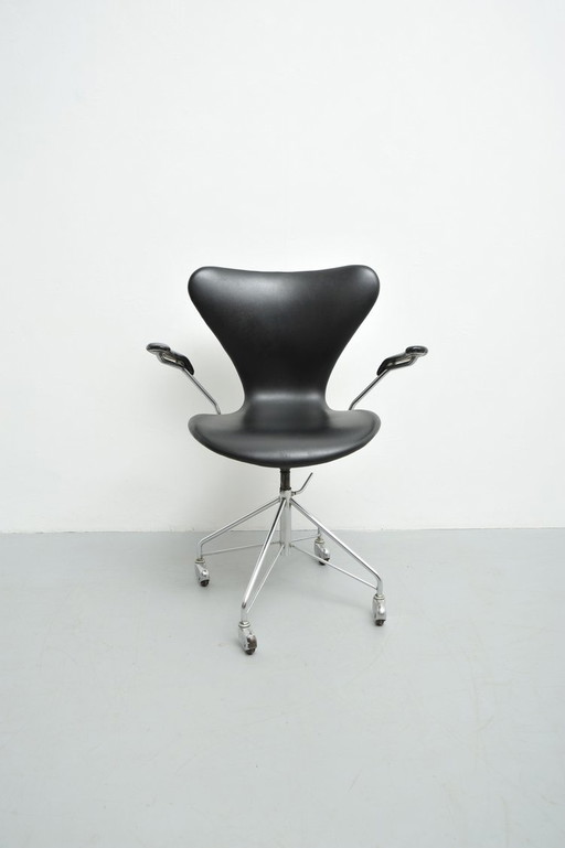 Silla de escritorio giratoria Arne Jacobsen modelo 3217, década de 1950